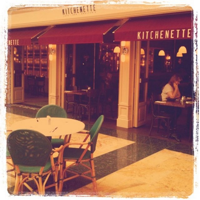 Kitchenette /Şişli Tel: (212 222 43 80) Türkiye sınırlarını aşıp, dünyaya açılan Kitchenette, müşterilerine sunduğu hizmet kalitesi ve lezzet konusunda da sınır tanımıyor. Kitchenette, 20 şubesinde damak tadından ödün vermeyenleri bekliyor.