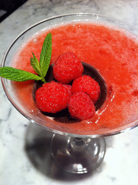 Yaz mevsimini arkamızda bıraktığımız şu günlerde, Vox Brasserie, yeni sezona hızlı ve iddialı bir giriş yapıyor. Danssız ve sürprizsiz bir hafta sonu olur mu, diyorsanız; 22 Eylül Cumartesi, saat 21.00'den sonra "White Night Party"de gecenin tadını çıkarıyorsunuz. Tel: (212 351 12 13)