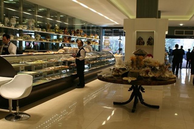 Pelit / Florya Tel: (212 663 25 22) 50 yılı aşkın süredir, çikolata ve pasta konusunda vazgeçilmez bir isim olan Pelit, taze meyveler ile süslediği; hem görünümü, hem de lezzetiyle fark yaratan tartlarıyla tatlı keyfini ikiye katlamayı biliyor. İçi çikolata kaplanarak lezzetine lezzet katılan ve pişmiş krema doldurulan tek kişilik tartların; elmalı, çilekli, muzlu, vişneli, frambuazlı, kivili ve incirli seçenekleri bulunuyor.