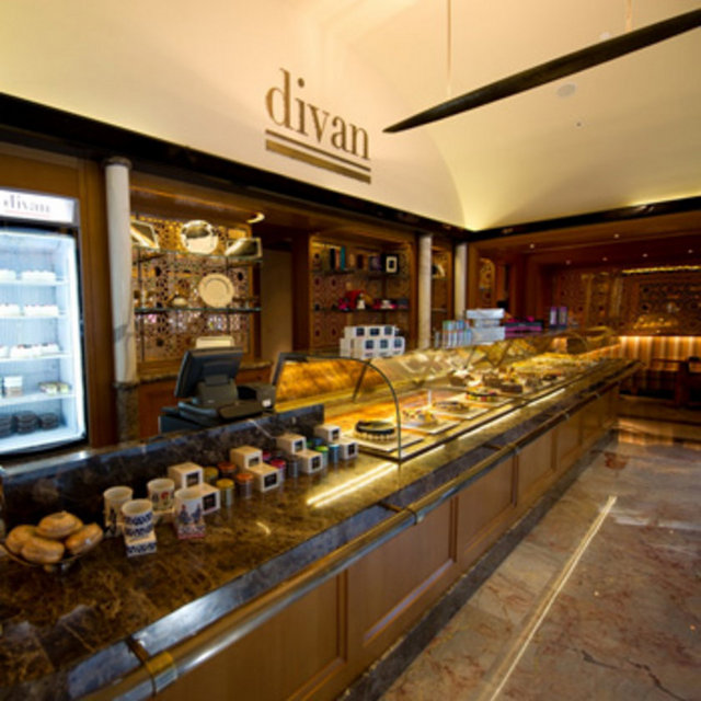 Divan Pastanesi / İstanbul Elmadağ Tel: (212 241 04 68) Butik pastane konseptinin Türkiye'deki liderlerinden Divan Pastaneleri, yarım asrı aşkın bir süredir hizmet veriyor. El yapımı gurme ürünlerin de yaratıcısı olan Divan, bugün 16 butik mağazası ile dünyanın sayılı çikolata ve lokum markaları arasında yer alıyor. Divan'ın, cheesecake düşkünlerine sunduğu limonlu cheescake tart da oldukça rağbet görüyor.