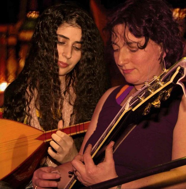 21 Eylül Cuma, İstanbul The Mekân'da; saat 22.00'de, Paula Darwish… The Country and Eastern grubunun çekirdek kadrosu, gitarda Paula Darwish, davulda Ric Gibbs, basta Colin Pender ve bağlamada Serpil Kılıç'tan oluşuyor. Grubun belli bir düzeye ulaştığına inanan Paula, 2007'de gruba Carlos Ballester'i davet etti ve kısa bir süre sonra darbuka sanatçısı Adam Warne gruba katıldı. Giriş: 18 TL. Tel: (212 243 11 41)