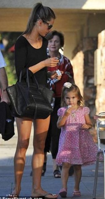 Manken Alessandra Ambrosio Noa adını verdiği oğlunu bir süre önce dünyaya getirdi. Ama kızı Anja ile artık arkadaş gibi oldular. -
