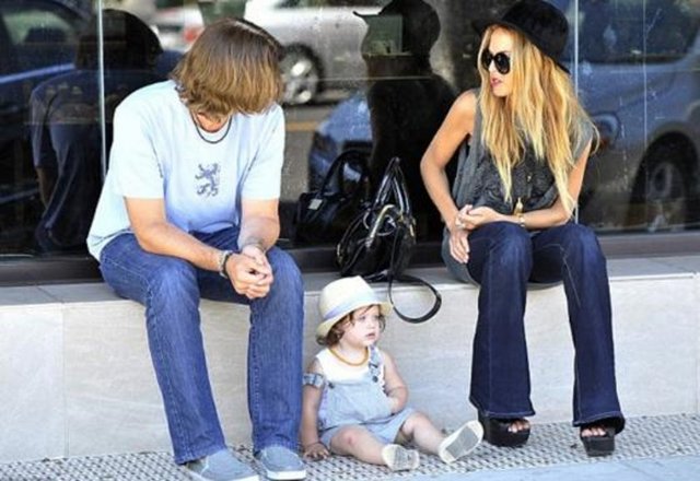 Minik Skyler yorulunca da oturup dinleniyor. -