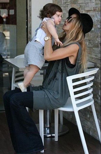 Zoe ve Skyler'ın keyifli anlarından biri.. -