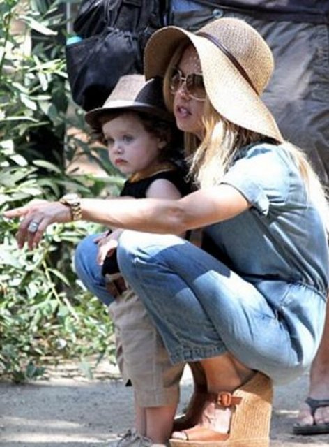 - Tasarımcı Rachel Zoe de oğlu Skyler ile sık sık sokakta görüntüleniyor. -