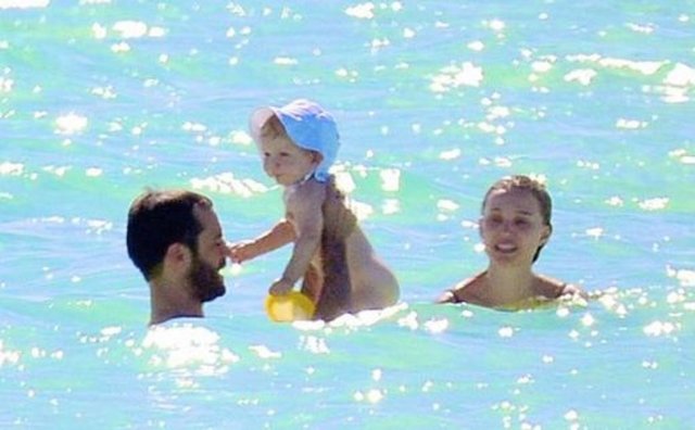 Turks ve Caicos adalarına giden çift kumsalda romantik dakikalar geçirmek yerine Aleph ile oynadı. -