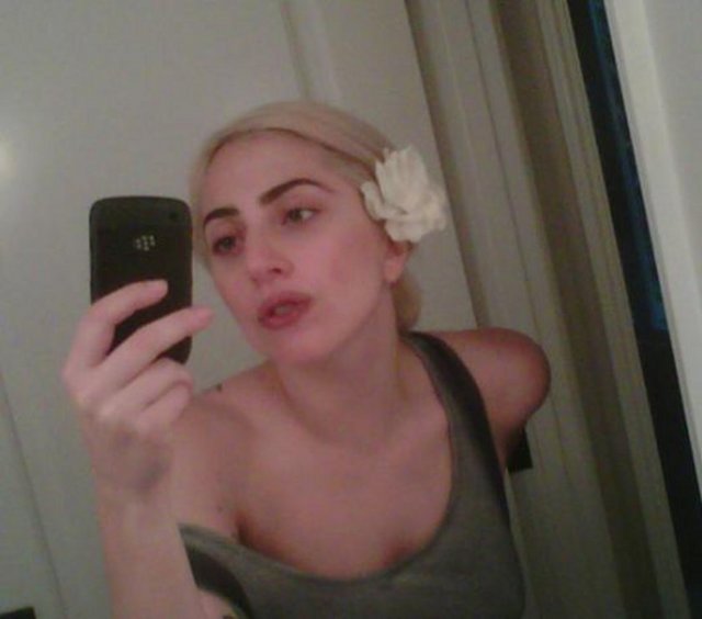 Gaga da sık sık kendini görüntülüyor.
