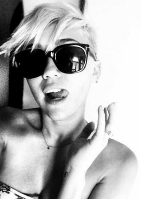 Kendi fotoğrafını çekip paylaşanlardan biri de Miley Cyrus.