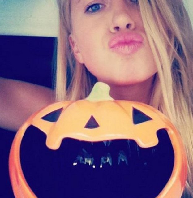 Bazen bir Cadılar Günü kabağıyla geçiyor objektif karşısına...