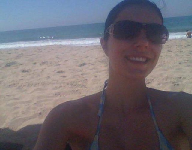 Bazen plajda fotoğrafını çekiyor.