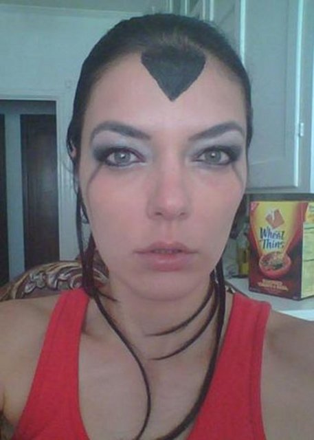 Adrianne Curry da kıvrımlarını görüntüleyip paylaşmayı seven ünlülerden.