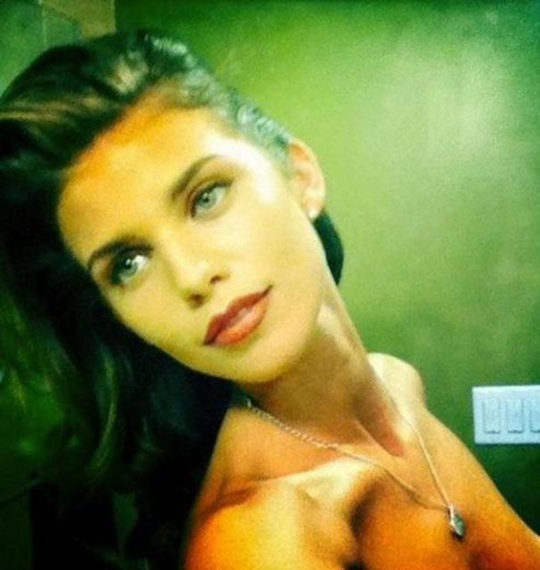 Anna Lynne McCord bir keresinde üstsüz fotoğrafını çekti. Göğüs uçlarının görünmesini engellediğini sanıyordu ama yanılmıştı. Sonra fotoğrafı kesip bir daha paylaştı.