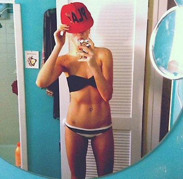 Kim Basinger ile Alec Baldwin'in kız Ireland da Twitter'daki 'kendini sergileme' çılgınlıgğna kapıldı. Genç kız yüzünü bir şapkayla gizlediği bikinili fotoğrafını takipçileriyle paylaştı.