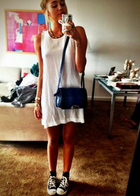 Her seferinde üzerinde farklı elbiseler var.