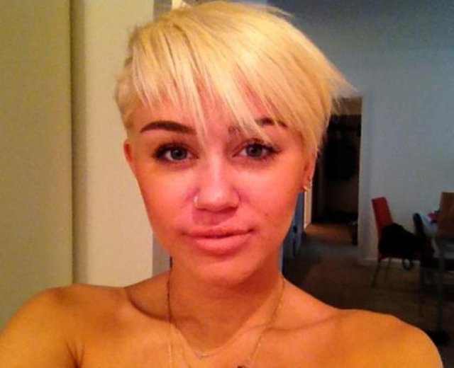 Bazen de yarı çıplak fotoğraflarını paylaşıyor.