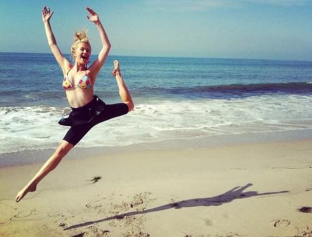 Genç kızın tatil neşesi.