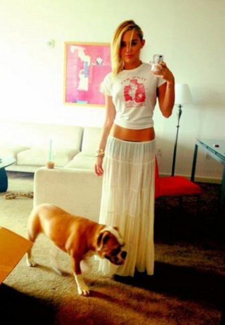 Bakın aynı yerde kaç kare çekti Cyrus.