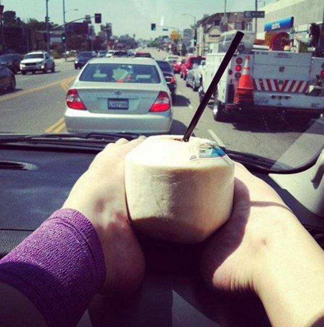 Bazen de yüzüyle yetinmeyip ayaklarının fotoğrafını çekiyor.