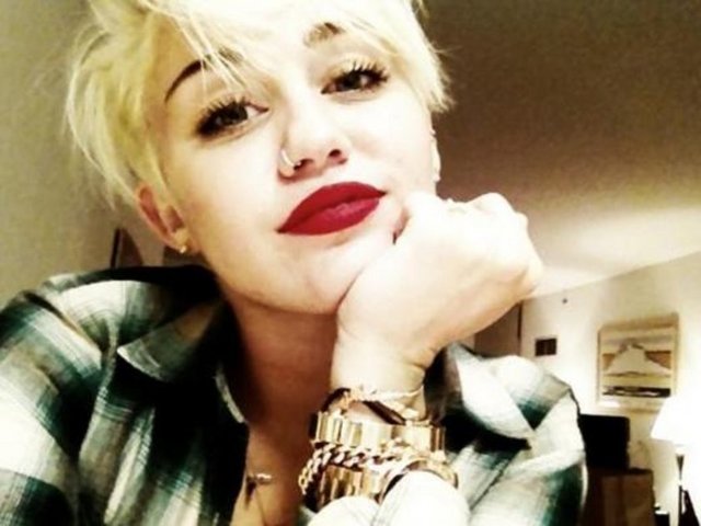 Elinde yine cep telefonu var.