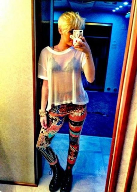 Saçını kestirdi ve hemen fotoğraf çekti.