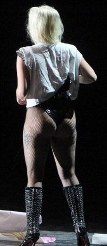 Müzik dünyasının çılğın kız Lady Gaga Amsterdam konserinde hayranlarını şok...
