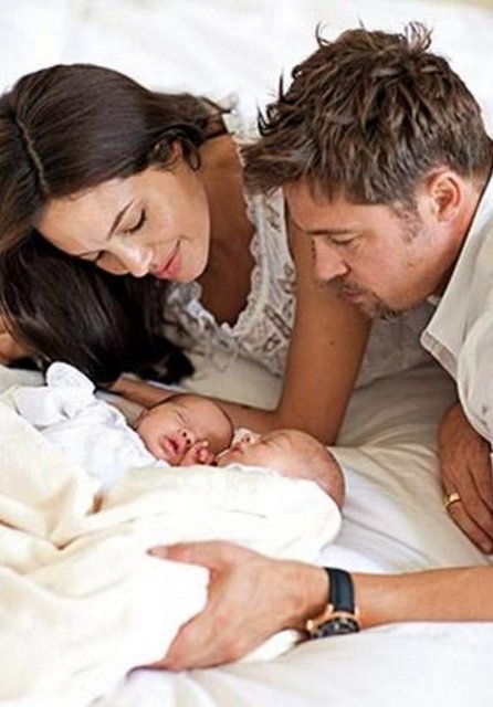 Brad Pitt ve Angelina Jolie'nin ikiz bebekleri Vivienne Marcheline ve Knox Leon'un ilk pozu.