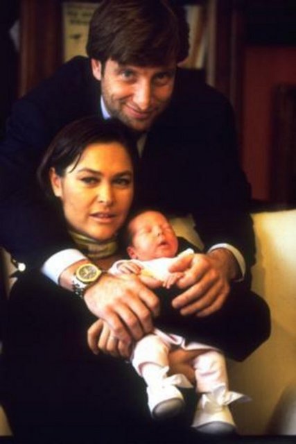 Avşar kızı, doğumdan sonra evinde düzenlediği basın toplantısı ile gazetecilerin karşısına çıktı.