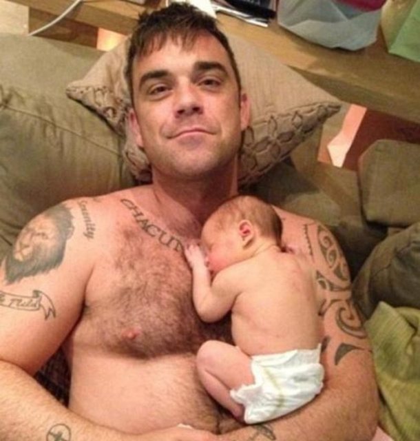 Ünlü şarkıcı Robbie Williams bir kaç gün önce dünyaya gelen kızını kamuoyuyla tanıştırmak için fazla beklemedi.  -  - Williams, Twitter sayfasında kızıyla birlikte çekilmiş fotoğrafını paylaşarak "Teddy'nin gezegendeki ikici günü' notunu düştü.