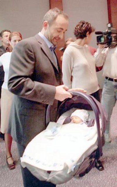 Acıbadem Hastanesi'nde düzenledikleri toplantıda oğullarını basınla tanıştırdı.