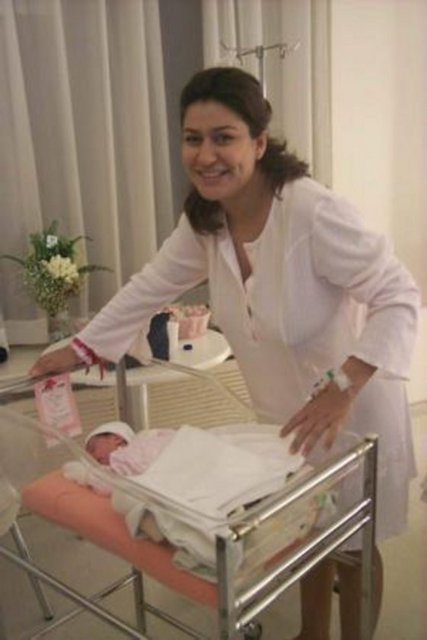 İclal Aydın'ın Kemal Başbuğ ile olan evliliğinden bir kızı oldu. Taksim Alman Hastanesi'nde sezaryenle doğum yapan Aydın, 2 kilo 950 gram ağırlığındaki kızına Zeynep Lal ismini verdi.