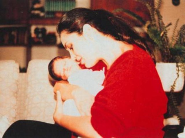 Yeşilçam'ın Sultan'I Türkan Şoray'ın Cihan Ünal ile olan evliliğinden bir kızı dünyaya geldi. Anne - kız birlikte ilk fotoğrafı Yağmur, henüz bir aylıkken çekildi.