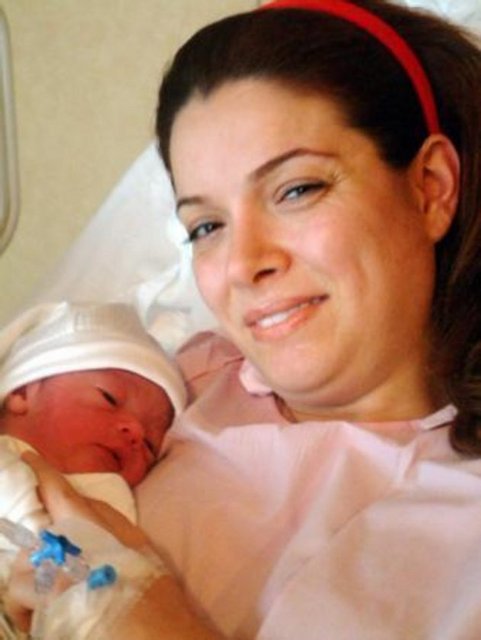 Bir dönem sahnelerde fırtınalar estiren Pınar Eliçe, Bakırköy Acıbadem Hastanesi'nde doğum yaptı.