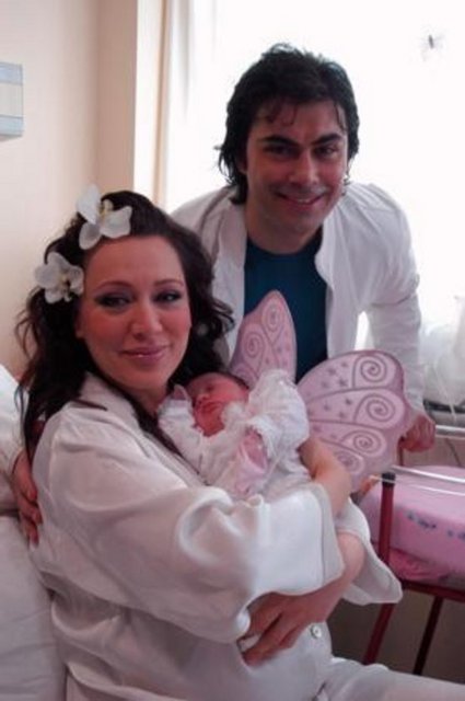 Sanat Müziğinin güçlü yorumcularından Umut Akyürek'in Oktay Ertuğrul ile olan evliliğinden bir kızı oldu. Çift ilk pozlarını, kızlarına melek kanatları takarak verdi.