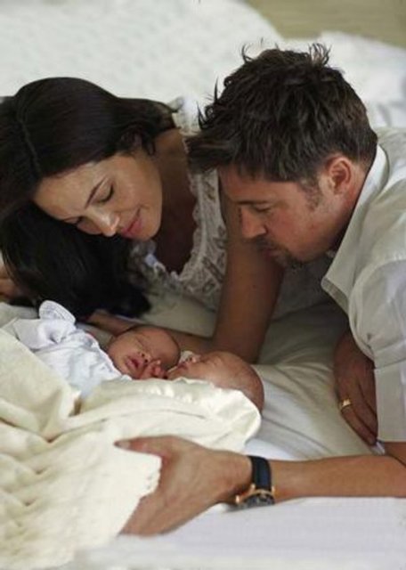 Angelina Jolie ve Brad Pitt merakla beklenen ikizlerinin ilk fotoğraflarını ise 14 milyon dolara sattı.