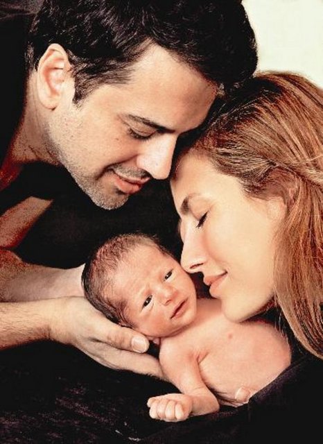 Çağla Şikel ve Emre Altuğ, ikinci bebekleri Uzay Tuncer'le ilk fotoğraflarını çektirdi. -  - Kuzey adlı bir oğulları daha bulunan ünlü çift, minik bebekleriyle birlikte Şengül Pallı'nın objektifine poz verdi.