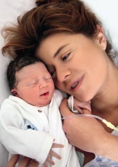 Ayşe'nin, babası şefik Öztek'in neredeyse kopyası olduğu da bu çekimde ortaya çıktı.