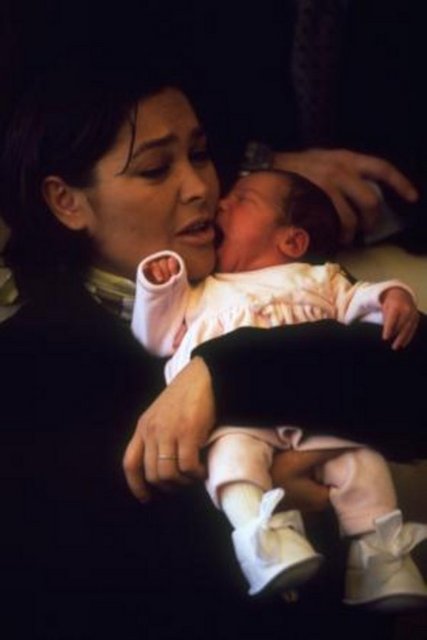 Sanatçı Hülya Avşar, Kaya Çilingiroğlu ile olan evliliğinden Zehra isminde bir kız çocuğu dünyaya getirdi.