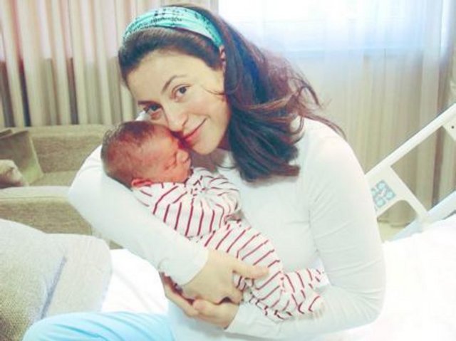 Binbir Gece Dizisi'nin Füsun'u Yonca Cevher Özden in 3. 5 kilo ağırlığında bir oğlu oldu. Cevher, oğlumu kucağıma aldığım an ölümden korkmaya başlayım diyerek mutluluğunu dile getirdi...