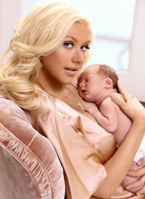 Müziğin güçlü ismi Christina Aguileira,oğlu Max ile objektif karşısına geçmenin karşılığında 2 milyon dolar aldı.