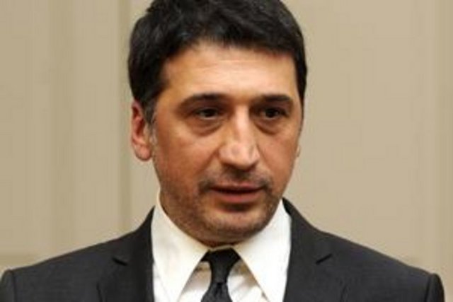 CEM DAVRAN: - "Bir gecekondum var, yerden yığma bir ev" Neşet Ertaş. Bu ülkede sanatçı sahipsizdir. -