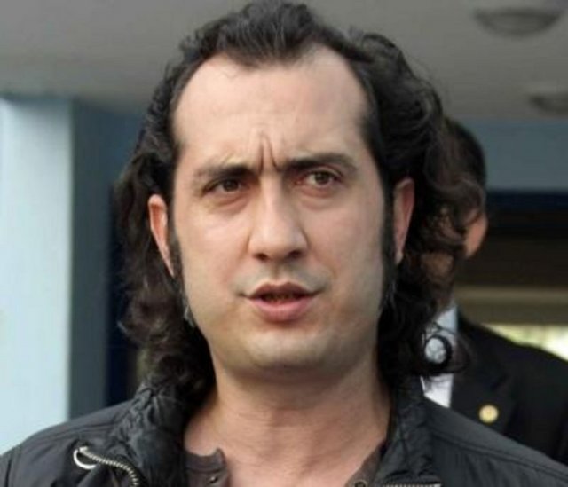 KIRAÇ: - Nur içinde yatsın. Çok zor bir şey söylemek. Bozkırın tezenesi kırıldı. Çok büyük bir üstattı. Bir daha öylesi gelir mi? Sanırım gelmez. - Çığlıktı babasının sesi. Neşet Ertaş da başka bir çığlıktı. O çığlığı artık ait olduğu yerde. Huzur içinde sonsuzluğa kadar gider. - Ben bozlakları çok seviyorum. Neşet Ertaş'ın türkülerini söyledim. Onun türkülerini söyleyebilmek çok zordur. Neşet Ertaş'ı dünyaya hem kabul etmişlik hem de isyan vardır. Ben onun en çok 'Yolcu' türküsünü severim. Konserlerde söylerim. Neşet Ertaş çok beğendiğini söyledi. Birkaç hafta önce konuşmuştum. Bozlaklar dünyadaki en tuhaf, en yüce müziklerdendir. Anlaşılmaz bir yerden söylüyordu, güzel bir yerden sesleniyordu. Sözleri, müzikleri, bağlamasıyla, her şeyiyle onunla tanışmış olmak benim için dünyalara bedeldi.