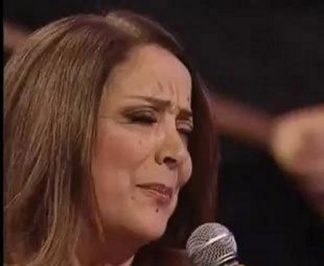 BELKIS AKKALE: - Neşet Ertaş deyince en az 3 nesile kendini sevdirmiş çok değerli bir üstadımız. - Çok üzgünüm. Hepimizin başı sağolsun. Sanatçılar hiçbir zaman unutulmaz. Aşık Veysel, Pir Sultan gibi o da unutulmayacak. Eserleriyle yaşayacak. Neşet Ertaş çok uzun yıllar halk türkülerine hizmet etti. - Tam bir Anadolu insanı. Anadolu insanlığını hiçbir zaman bırakmadı. Onun türküleri hepimize çimento oldu. 18 yaşındayken ben onun kışın bir konserine gitmiştim. Çok etkilenmiştim. Sazıyla sesini bu kadar bütünleştiren bir sanatçı olmadı. Bu, Allah'ın çok büyük bir lütfudur. Bizler daha çok öksüz kalacağız.