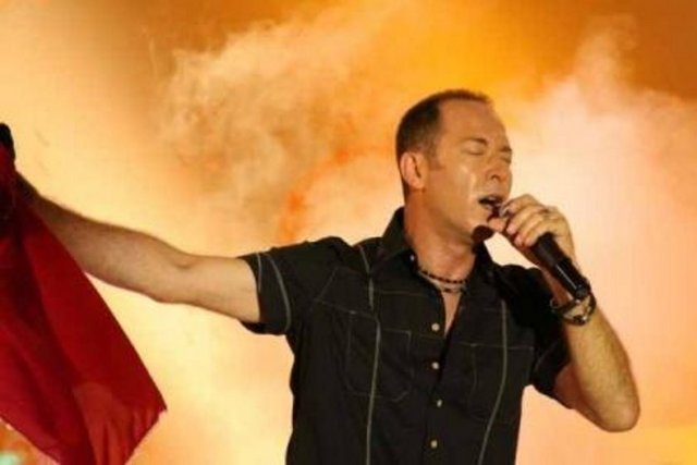 SÜMER EZGÜ: - Horasan göçeri, bir Türkmen ozandır Neşet Ertaş. Ben Galip Özkan'la tanışmayı çok istedim olmadı. Bir de Neşet Ertaş'la tanışmayı çok istemiştim. Bir Almanya seyahatinde evine gitmiştim. - Bana özel bir yemek hazırlamışlardı. Türkiye'ye yıllar sonra geldiği zaman ilk benim programıma konuk olmuştu. Hemşehrileri stüdyoyu basmıştı. Bunun nedeni sevgiydi. Neşet Ertaş yaşayan efsaneydi. Yaşarken efsane olmak zordur. Eserleri kalıcıdır. Başımız sağolsun. Yolu ışık olsun.