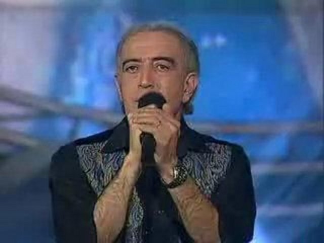 EDİP AKBAYRAM: - Şoktayım. 3 gün önce Neşet ustayı ziyarete gittim. Odaya kimseyi almıyorlardı. Ancak görme olasılığı buldum. Uyuyordu. Bünye de çok küçülmüştü. Umutsuzluğa kapıldım ama çıkmadık canda umut vardır dileklerimle sağlıklar diledim. - Birkaç gün içinde böyle bir haberin geleceğini bekliyordum. Bu isimler son yüzyılın pir sultanlarıdır. Türk Halk Müziği'ne vermiş olduğu katkılar türkü severlerle birlikte çağ boyunca devam edecektir. Yeri doldurulamayacak bir büyük ustaydı. - Neşet ustayı kısa cümlelerle anlatamayız. Ben güzel türkülerini okudum. Tezenedir. Dünya çapında bir yaratıcıdır. Bugünün genç müzisyenlerinden bir çok kişi Neşet Ertaş'ın müzikleriyle hayat bulmuştur. Sanatın her köşesinde ve belleklerde her dakika yaşatılacaktır, özlemle anılacaktır - Kültür Bakanlığı, Neşet Ertaş koleksiyonuna sahip çıkmalıdır. Neşet Ertaş'ın türkülerine, izinsiz yapılan eserlerine sahip çıkmalıyız. - Demirel cumhurbaşkanıyken devlet sanatçılığı ünvanını kabul etmemişti Neşet Ertaş. Neşet Ertaşlar, Aşık Mahsuni Şerifler halkın ozanlarıdır. Bunları devletin ozanı yapamazsınız.  -