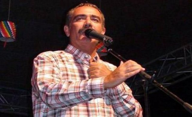 FATİH KISAPARKMAK: - Bütün Türkiye'nin başı sağolsun. Neşet Ertaş hakkında söylenecek çok şey var. Hakkında çok kitap yazılacağına, çok belgesel hazırlanacağına inanıyorum. Ustasından aldığı geleneği kendi gönül ibriğinden süzdü. Ben onunla diz dize saz çalmak şansına erenlerdenim.  - Neşet Ertaş bence gönül adamı. En önemli özelliğidir. Yeri doldurulamayacak bir efsanedir. Kırgınlıkları, buruklukları olduğunu biliyorum. Ama bütün bunları aştı. Biz onu unutmadık, unutmuyoruz, unutmayacağız.