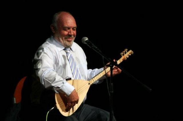 MUSA EROĞLU: - Korunması gerekirdi. Yarın ötekine de ahlar vahlar çekeceğiz. - Ağıtçı toplum öldükten sonra hep ağlar. Sağlığında kimbilir neler söylemiştir. Ben yakın dostuydum Neşet Ertaş'ın. Bütün hayatını biliyordum. Sadece kaybettik onu. Biz ona sahip de çıkmadık. Kendi kişisel becerisiyle zorla kazandığı erdeme sahip olduk sadece.