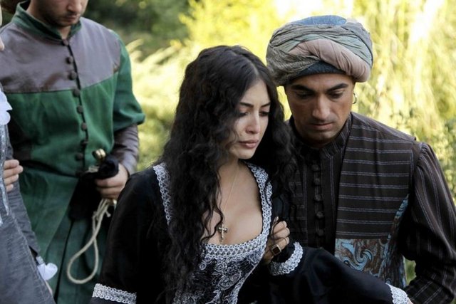 Hürrem Sultan'ı kıskançlık krizine sokan Isabella ölmedi. -  -