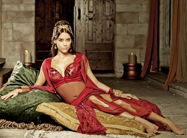 Öte yandan, Süleyman ve Hatice'nin haremin nizamını sağlaması için çağırdığı Afife Hatun saraya gelir. Afife Hatun ayağının tozuyla işe başlar ve Sultan Süleyman için bir eğlence düzenler... -