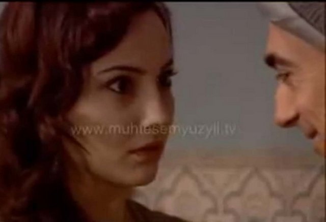 Hürrem Gülnihal'i köşeye sıkıştırır. Sultan Süleyman'la halvete girenin kim olduğunun bulmasını ister. Gülnihal, Hürrem'in tavırlarından korkar ve halvete girenin kendisi olduğunu saklamaya devam eder. Hürrem, yeni doğum yaptığı sırada Sultan Süleyman'ı özlemiştir ve geceyi onunla geçirmek ister. Ama lohusa olduğu için engellenir.