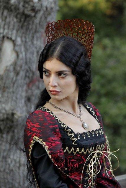 Birkaç kez Hürrem'le restleşen Isabella, sonunda kaçma girişiminde bulunur. Hürrem'in emriyle prensesin kaçmasına yardım eden Gül Ağa onu gemiye kadar takip eder. Ancak, Pargalı İbrahim de onların peşinde gelir. İbrahim Paşa, prensesi aldığı gibi geri getirir.